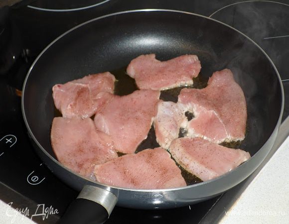 Перчим, можно и присолить, но соус будет солёный, поэтому решать Вам. Обжариваем на оливковом масле до золотистого  цвета (мин 7). Готовим соус: растапливаем на маленьком огне сыр с плесенью, потом добавляем     сливки, постоянно мешаем до загустения (можно добавить чуточку муки). 