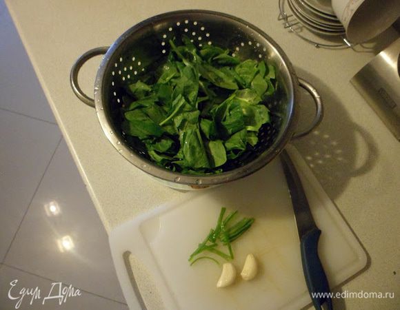 Промоем шпинат, раздавим чеснок и тонко порежем острый перчик.