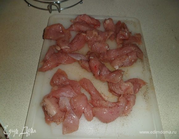 У меня от филешки  остались кусочки...Солим их и перчим)))