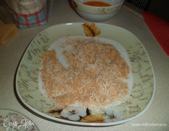 Делаем панировку: в сухари натираем пармезан и насыпаем итальянские травки. Перемешиваем. В отдельную тарелочку разбиваем яйцо, перемешиваем. И в  ещё одну тарелочку насыпаем муку.