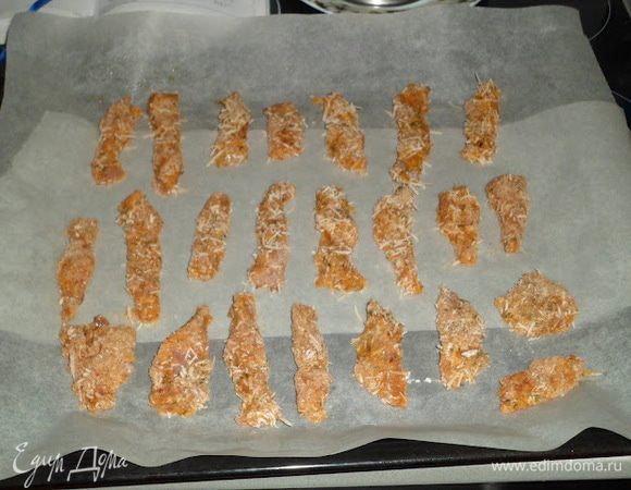 Обваливаем наши кусочки в муке, затем в яйце, а потом в сухарях. Выкладываем                                                                                  на противень с пергаментом