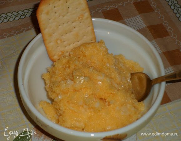 И ещё... Была у меня икра мойвы. Её можно перемешать с мелко порезанным репчатым лучком  и оливковым маслом.