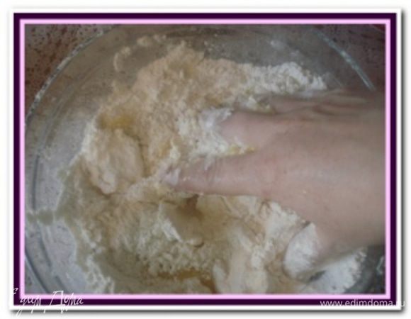 Отделить белки от желтков. Белки поставить в холодильник. Смешать просеянную с разрыхлителем муку и сахар, добавить порезанное кусочками охлажденный маргарин или сливочное масло, желтки и  быстро замесить тесто.