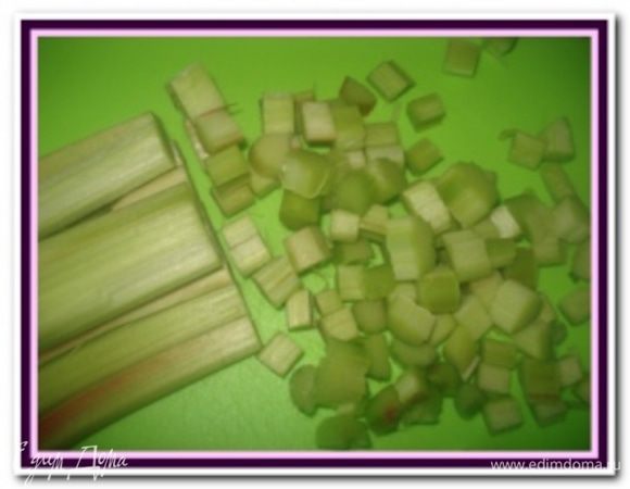 Ревень и яблоки промыть и очистить от кожуры и нарезать кубиками.