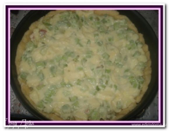 Форму с тестом вынуть из холодильника. Выложить на тесто ревневую начинку и разровнять.