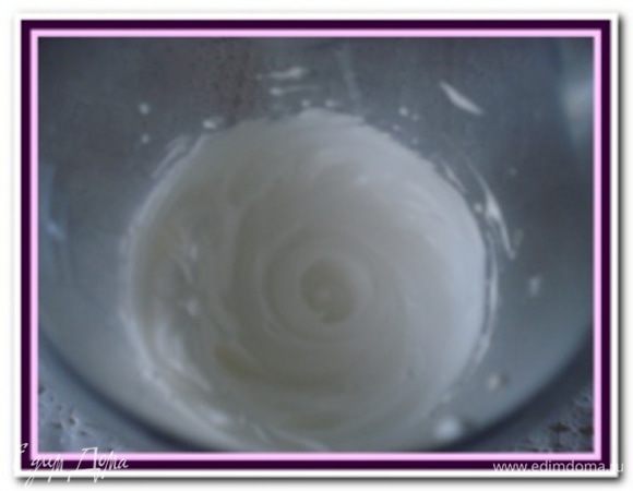 Выпекать в предварительно разогретой до 180 градусов духовке 20 минут. В это время белки взбить в устойчивую пену, постепенно добавляя сахарную пудру.