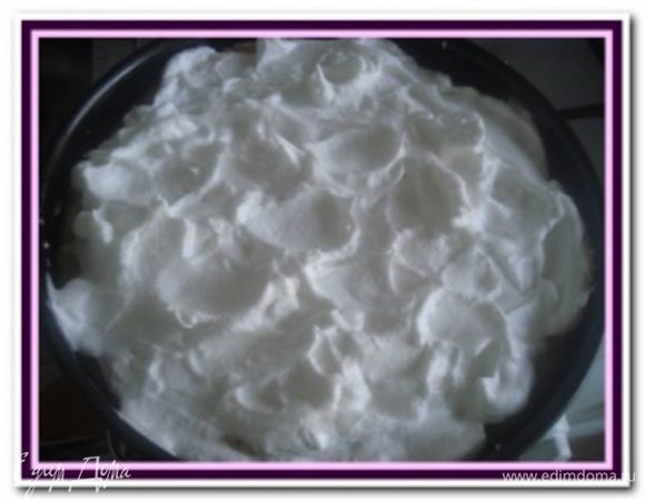 Пирог достать из духовки. Температуру уменьшить до 160 градусов. Выложить взбитые белки ровным слоем на пирог и ложкой сделать произвольно неровности.