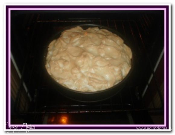 Пирог снова отправить в духовку и выпекать при температуре 160 градусов 25-30 минут.