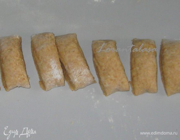 Раскатать колбаской и нарезать на 13 кусочков.