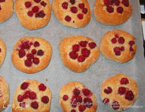 Выложить на противень, выстеленный пергаментом для выпечки.Выпекать 18-20 минут при температуре 200 градусов. Первые 7 минут я выпекала при режиме обычной духовке, а оставшееся время-в режиме конвекции. 