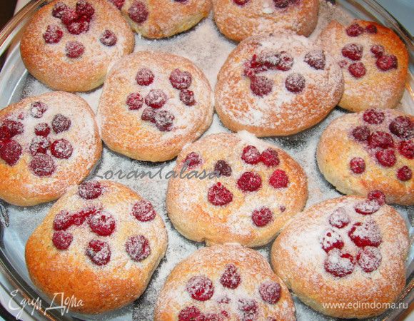 Готовые коржики присыпать сахарной пудрой.