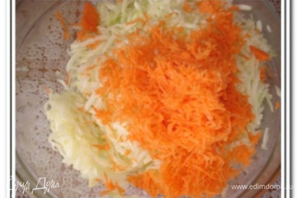 Картофель и кабачок очистить и натереть на крупной терке. Морковь почистить и натереть на средней терке. Положить овощи в чашку. Выдавить через пресс чеснок в овощную массу (можно и без чеснока).