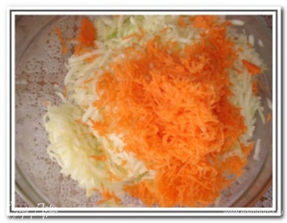 Картофель и кабачок очистить и натереть на крупной терке. Морковь почистить и натереть на средней терке. Положить овощи в чашку. Выдавить через пресс чеснок в овощную массу (можно и без чеснока).


