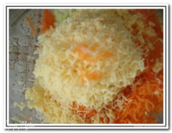 Добавить натертый на мелкой терке сыр и яйца.

