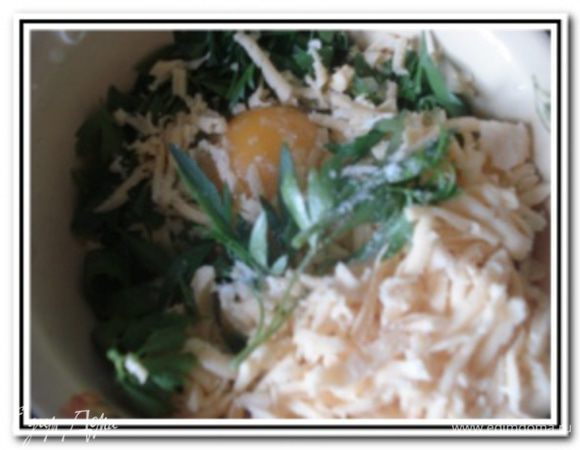 Лук порезать полукольцами, крапиву (отвар от крапивы не выливать, его можно использовать для ополаскивания волос) и петрушку порезать. Сыр натереть на крупной терке, посолить, поперчить, вбить яйцо и добавить 1/2 лимонного сока. Все хорошо перемешать.

