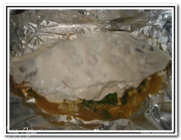 Форму выложить фольгой и смазать маслом. Нафаршировать карпа зеленью с сыром. Выложить карпа в форму. Смешать масло с майонезом и смазать карпа.

