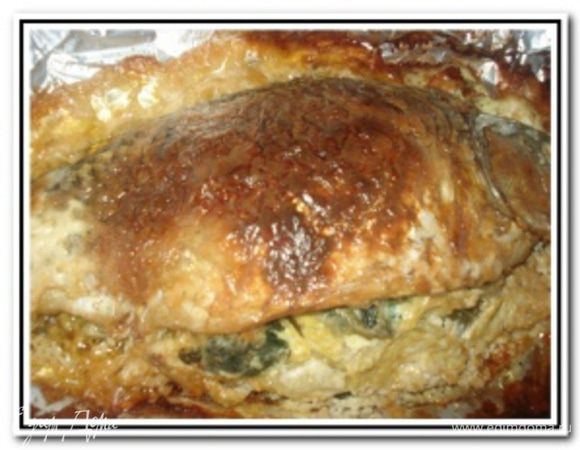 Карпа закрыть фольгой и запекать в предварительно разогретой до 200 градусов духовке 20 минут. Затем раскрыть фольгу и запекать еще 15-20 минут до золотистого цвета.

