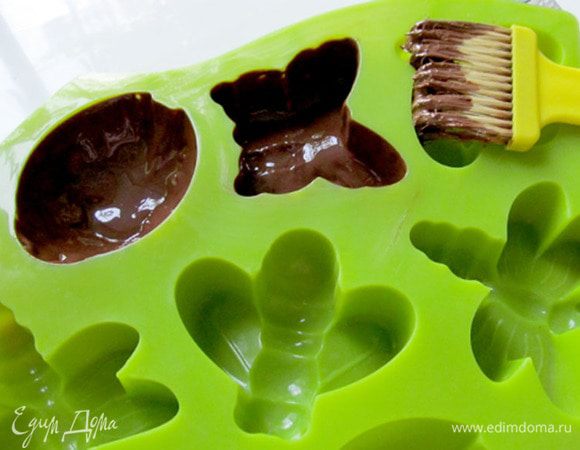 Шоколад растопить в микроволновке. Хорошенько размешать. 
            Силиконовые формы смазать мягким шоколадом. Дать застыть в холодильнике минут 10. Затем намазать второй слой и снова дать застыть. Если нужно, то смазать формы и в третий раз, чтобы слой получился плотным и не просвечивал.