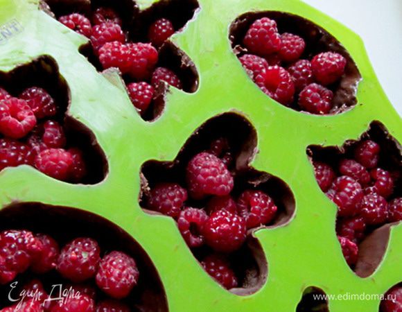 Вытащить формы из холодильника и уложить в них свежие ягоды.