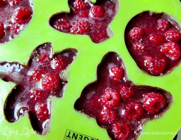 Залить желе и дать ему немного застыть в холодильнике. В морозилку не ставить.