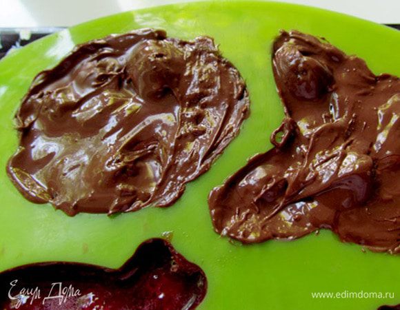 Достать формочки с желе из холодильника. Запечатать шоколадом и опять поставить в холодильник на час для застывания.