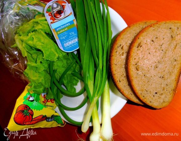 Перемываем зелень:у меня были в доме салатные листья,стебли лука и чеснока.