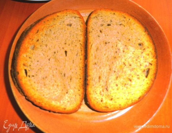 Подсушиваем ломтики хлеба(мы любим кислосладкий с тминон,но можно и белый)в тостере немного или на сковороде без масла...