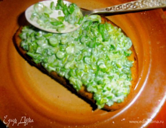 Выкладываем на хлебушек зелёную массу,прижимаем ложкой.