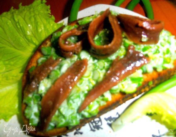 Сверху на "зелёную" начинку выкладываем рыбку(немного её держим на вилочке,чтобы масло стекло). Подаём на листьях салата.Всем понравилось,даже"нелюбителям"рыбы)))