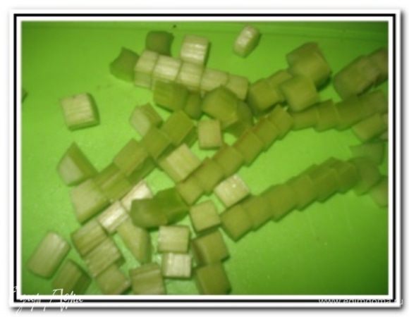 Ревень очистить от кожицы и мелко порубить.