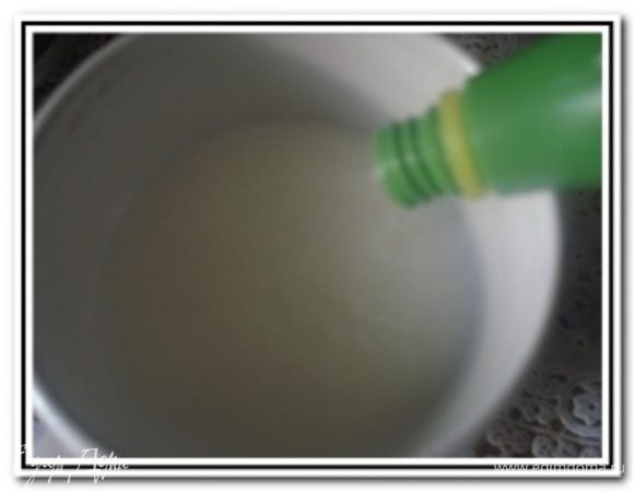 В молоко добавить ваниль и лимонный сок, размешать и отставить в сторону на 10 минут.