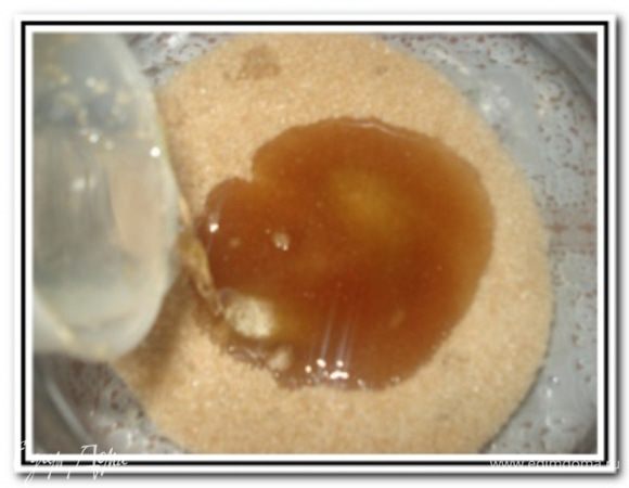 В отдельной чашке смешать сахар с растительным маслом.