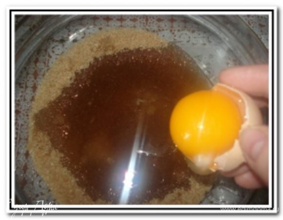 Затем ввести яйцо и немного взбить массу венчиком.