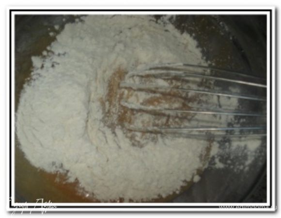 Постепенно ввести просеянную с содой и солью муку попеременно с молоком.