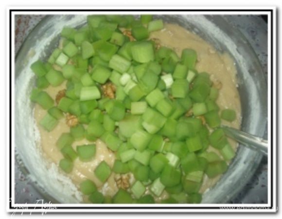 Размешать и добавить порубленный ревень.