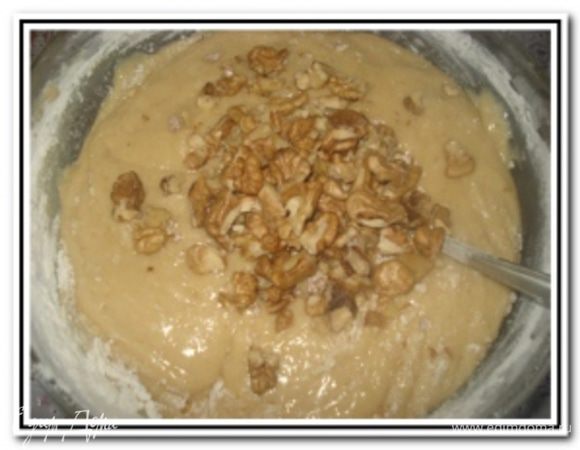 Затем добавить грецкие орехи. И размешать.