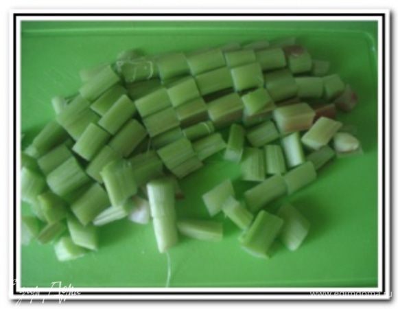 Ревень очистить от кожуры и нарезать кубиками.