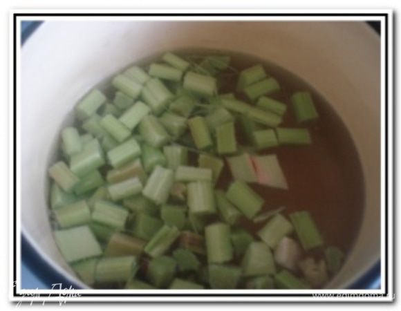 Воду довести до кипения, добавить ревень, сахар и варить 15 минут.