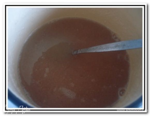 Желатин замочить в воде и отставить на 30 минут для набухания.