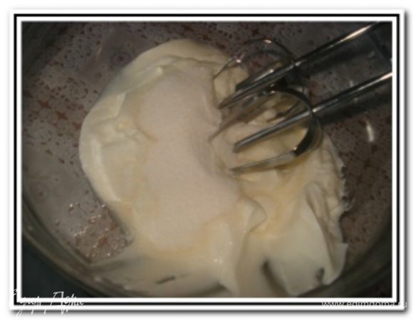 Взбить сметану с сахарной пудрой в пышную массу.