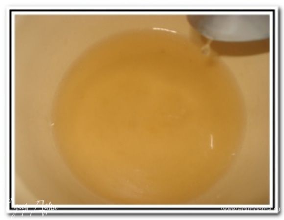 Набухший желатин нагреть на медленном огне и, постоянно помешивая, довести до полного растворения желатина.