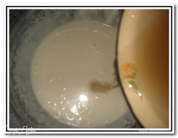 Осторожно ввести растворенный желатин в сметанную массу и перемешать.