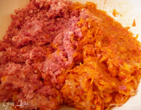 Добавляем натертые на крупной терке помидоры(без кожицы) и тушим сначала-5минут под крышкой.Затем крышку снимаем и тушим,пока не испарится жидкость.Выключить огонь и дать остыть.Затем добавить овощную смесь к фаршу и перемешать.