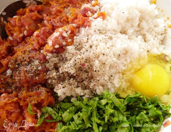 Нарезать мелко зелень укропа и петрушки,добавить к фаршу.С риса слить воду,тоже добавить к фаршу,посолить и поперчить.Добавить яйцо,оно не даст фаршу "убежать"из перца во время тушения.