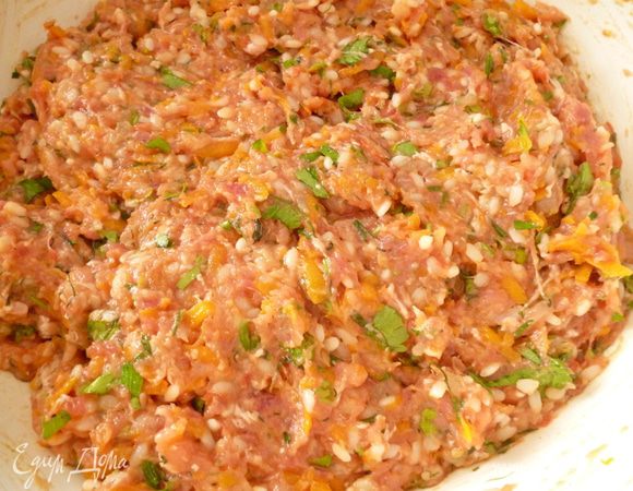 Хорошо перемешать,попробовать на соль,если надо-досолить.