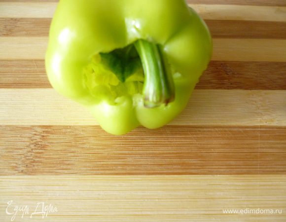 Подготовить перец.Я не срезаю верхушку перца,а поступаю таким образом.Вдавливаю хвостик внутрь перца,слегка проворачиваю.