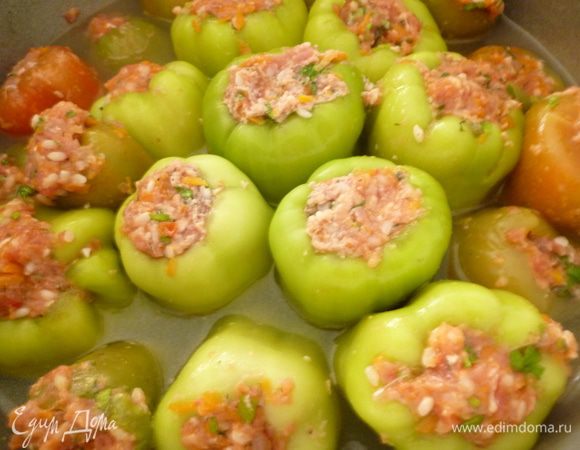 Наполняем перцы подготовленным фаршем.Выкладываем в посуду,в которой будем готовить.Я всегда тушу перец в казане.Теперь вскипятим воду,посолим ее как суп и зальем перцы.Уровень жидкости должен быть чуть ниже верхушек перца.Ставим на огонь и,как только жидкость закипит,огонь убавляем до минимума,закрываем крышкой и тушим 50-60минут.Примерно за 15 минут до готовности добавить кусочек лаврового листика.