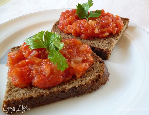 Пока перец тушится,приготовим соус:лук мелко нарезать и обжарить на растительном масле на небольшом огне до прозрачности,добавить натертые на терке помидоры и,помешивая,дать испариться половине жидкости.Затем добавить,лимонный сок,пару щепоток сахара и соли перемешать,добавить измельченный чеснок и протушить,что бы жидкость еще немного испарилась.Пробуем на соль и сахар,если надо добавляем.Соус должен быть приятно кисло-сладким.Выключаем огонь и даем соусу немного настояться под крышкой. К сожалению фото соуса потерялось,остались лишь фото бутербродов с ним.