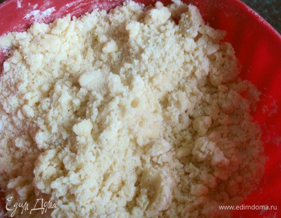Муку смешать с разрыхлителем теста, солью и добавить к масляной смеси. Растереть все в крошку.