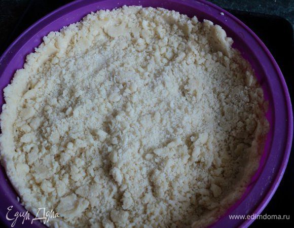 2/3 крошки выложить в форму, разровнять, особе не приминая. Сформировать бортики. У меня форма силиконовая и я ее ни чем не застилала, если форма металлическая то на дно положить бумагу для выпечки.